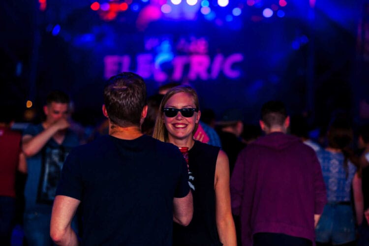 Festivalgangers op Festival We Are Electric 2015 binnen met lachend meisje met zonnebril gemaakt door Fotodennis.com