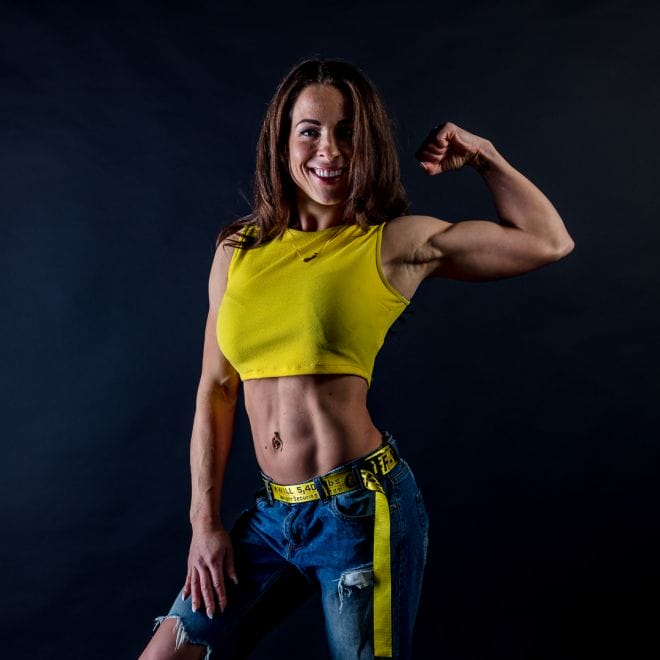 Biceps jonge fitness vrouw gemaakt door de beste fotograaf uit Den Bosch ('s-Hertogenbosch) en omgeving