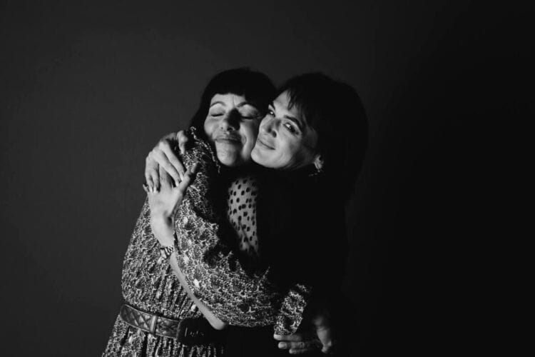 2 vrouwen genietend van elkaar gemaakt door fotograaf Den Bosch