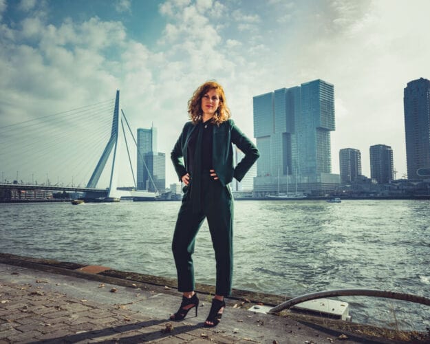 Vrouw staat op de kade in Rotterdam