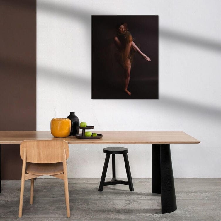 Fotoprint op metaal van Ballerina in beweging in woonkamer met eettafel