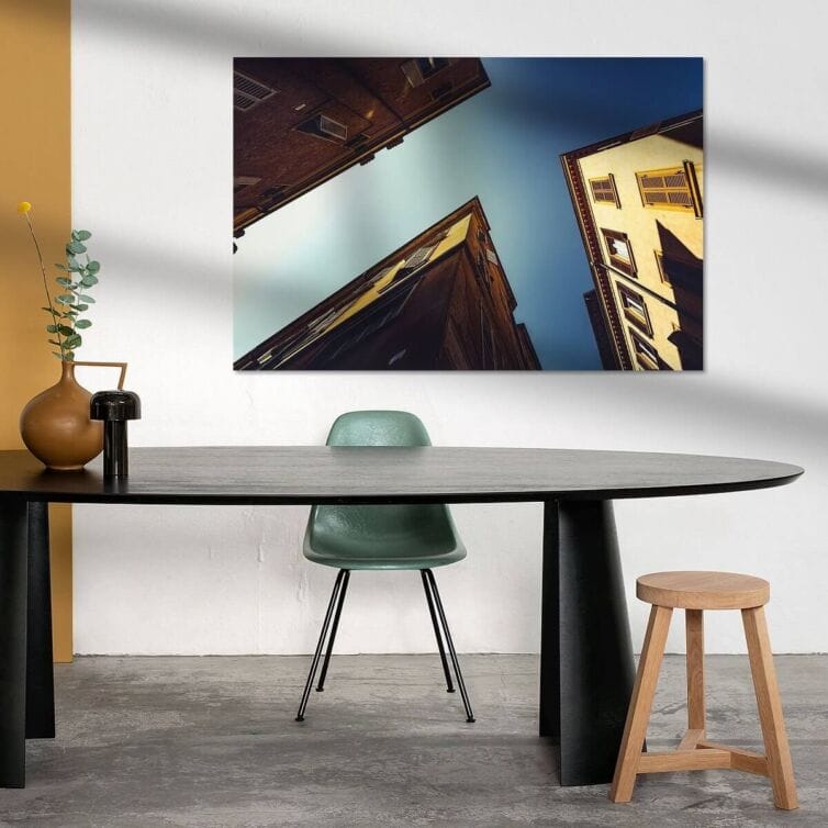 Fotoprint van Modena in woonkamer met zwarte tafel