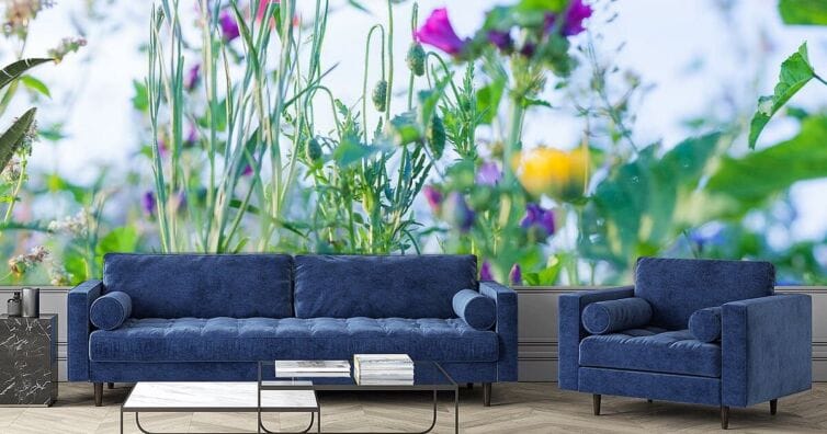 Fotobehang van wilde zomer bloemen in woonkamer met blauwe bank