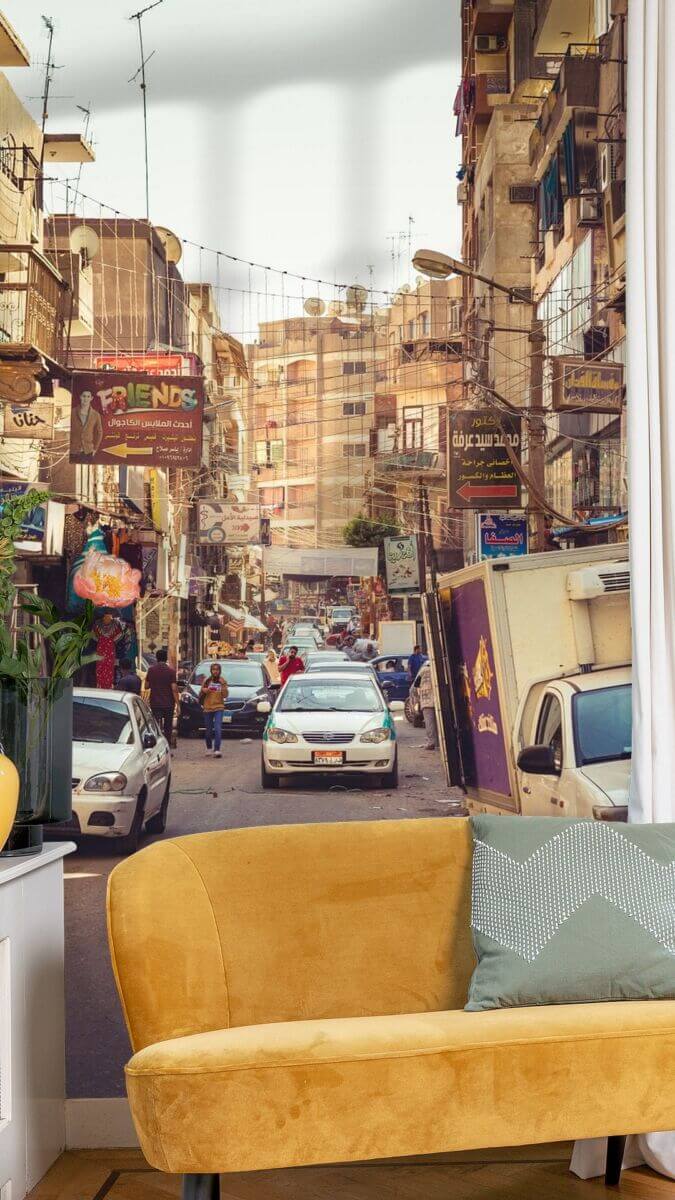 Behang van een straat in Fayoum Egypte met een geel bankje